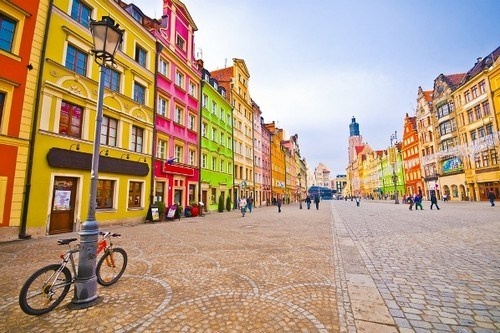 Thành phố Wroclaw, thủ phủ tỉnh Dolnośląskie, là một trong những thành phố lộng lẫy nhất Ba Lan với hàng loạt điểm thu hút du khách như hàng trăm cây cầu, nhà hàng, quán cà phê, các di tích văn hóa và lịch sử. Tuy nhiên, điểm nổi bật nhất của thành phố nằm ở những ngôi nhà đầy màu sắc mang phong cách kiến trúc và thiết kể cổ.