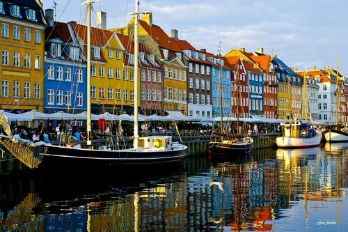 Nyhavn là một thị trấn ven sông ở Copenhagen, thủ đô Đan Mạch, kéo dài từ Kongens Nytorv đến bến cảng phía nam Nhà hát Hoàng gia. Các tòa nhà rực rỡ sắc màu xây dựng trong thế kỷ XVII – XVIII tạo nên vẻ đẹp vẻ đẹp lộng lẫy cho cả thị trấn.