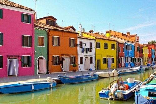 Đảo Burano là một trong 4 hòn đảo xinh đẹp thuộc thành phố Venice, Italy. Những đường phố, kênh đào ở đây nối liền những ngôi nhà rực rỡ và các bức tường đầy các hình vẽ. Trong quá trình xây dựng, chủ đầu tư phải xin chỉ thị từ chính quyền về màu sơn của ngôi nhà nhằm đảm bảo tính liên kết về màu sắc của các công trình kiến trúc trên đảo. 