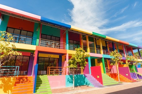 Thành phố Pattaya, Thái Lan, là một điểm du lịch hấp dẫn với những món ăn hấp dẫn và các danh lam thắng cảnh. Đặc biệt, những ngôi nhà và khách sạn ở đây đều rực rỡ sắc màu tạo nên sức quyến rũ kỳ lạ. Người dân luôn cố gắng tạo ra màu sắc tươi vui cho thành phố.