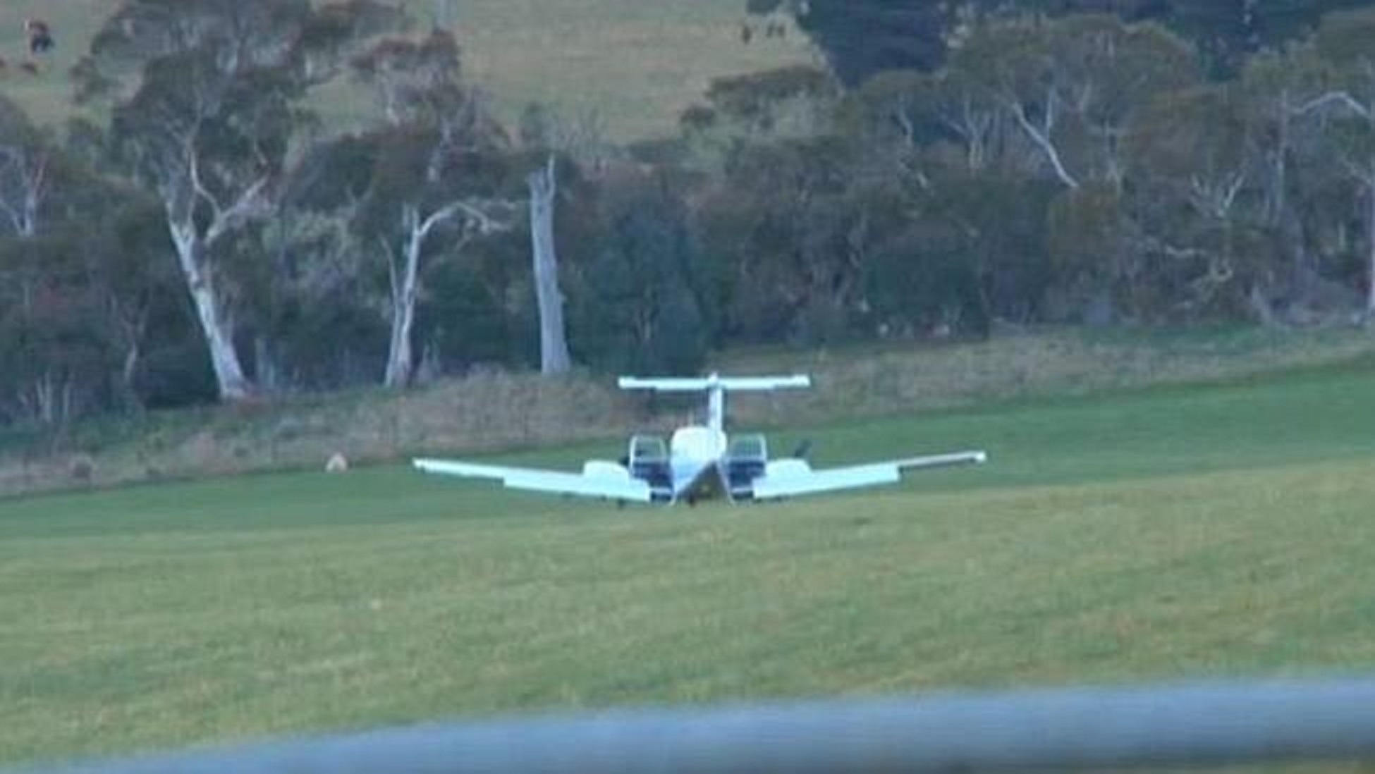 Ngày 25/8, một chiếc máy bay hạ cánh khẩn cấp xuống Oberon sau khi một hành khách tấn công phi công.