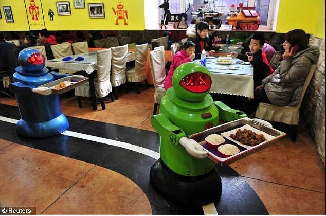 Robot bồi bàn dọn di chuyển theo các đường vẽ trên sàn nhà, mang thức ăn do robot đầu bếp chuẩn bị dọn ra bàn. 