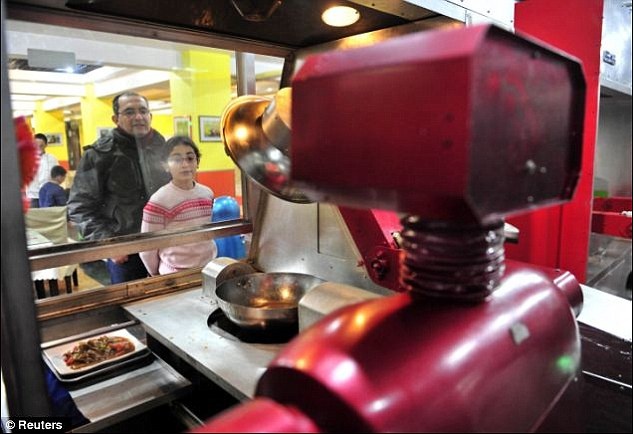 Khách hàng quan sát robot nấu ăn. Các robot có thể chào hỏi, trò chuyện với khách hàng bằng 40 cụm từ.