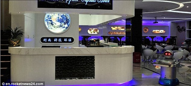 Khách sạn Pengheng Space Capsules ở tỉnh Thâm Quyến cũng sử dụng robot làm nhân viên lễ tân, gác cửa và bồi bàn.