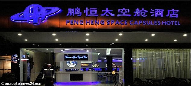 Robot gác cửa ở khách sạn Pengheng Space Capsules, Thâm Quyến, trung Quốc.