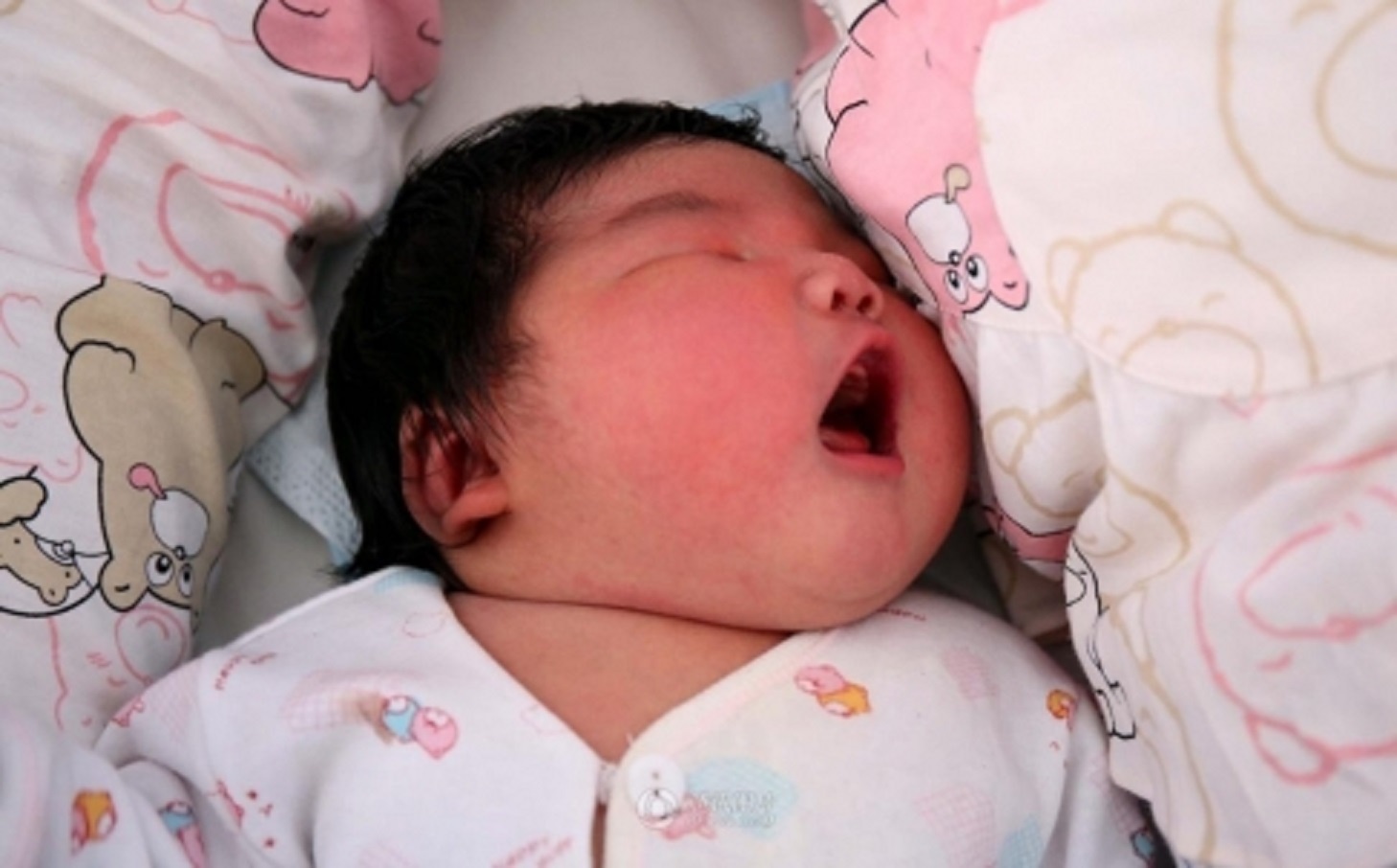 Be so sinh khong lo ra doi o Trung Quoc hinh anh