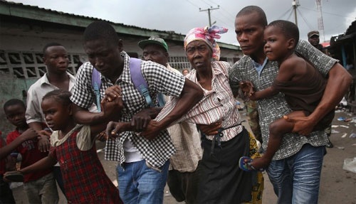Người dân sống trong điều kiện thiếu thốn. Cái đói và Ebola đe dọa họ mỗi ngày. Ảnh: Vietnamnet