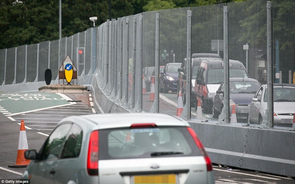 Cựu Bộ trưởng Ngoại giao Anh, Kim Howells, lo ngại các phần tử khủng bố của Nhà nước Hồi giáo sẽ tấn công hội nghị thưởng đỉnh NATO, vì thế, Anh cần thực hiện các biện pháp an ninh để đảm bảo an toàn cho 150 nguyên thủ quốc gia cùng hàng nghìn nhân viên và nhà báo.