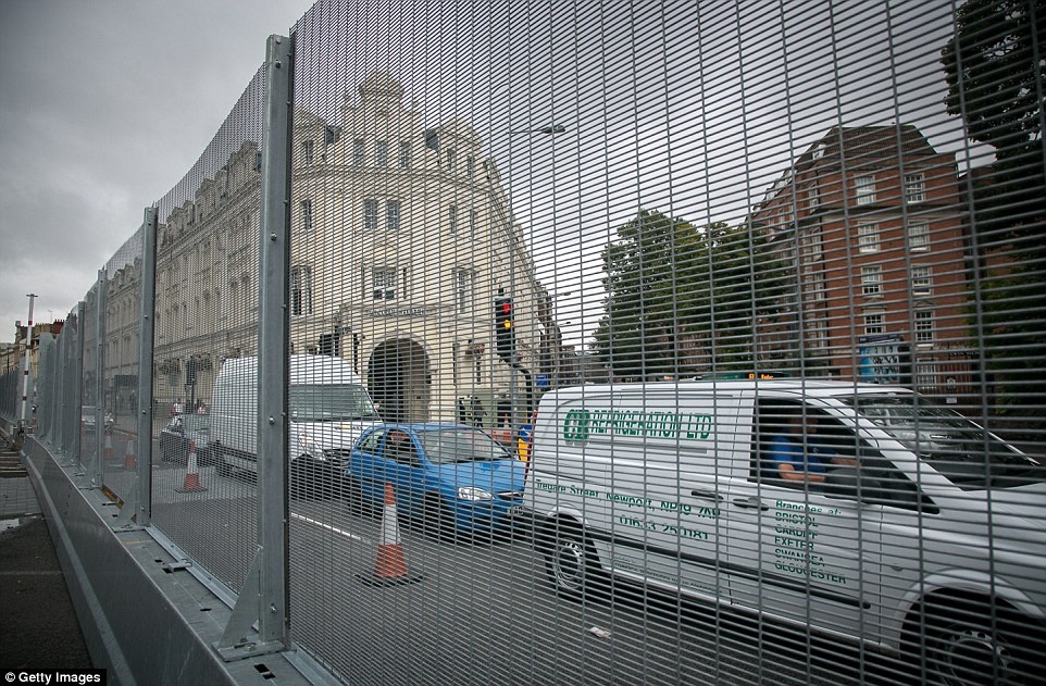Cảnh sát Anh đã thiết lập một hàng rào thép có chiều dài hơn 16 km, cao hơn 3 mét xung quanh khu nghỉ dưỡng Celtic Manor, thành phố Newport – nơi ở của các nguyên thủ tham dự hội nghị NATO – và ở trung tâm thành phố Cardiff, nơi hội nghị diễn ra.