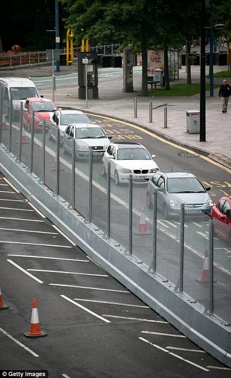 Hàng rào thép xung quanh khu nghỉ dưỡng Celtic Manor, thành phố Newport.