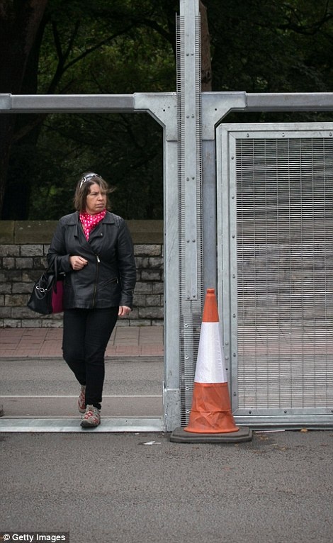 Hàng rào an ninh ở trung tâm thành phố Cardiff, xứ Wales, Anh.