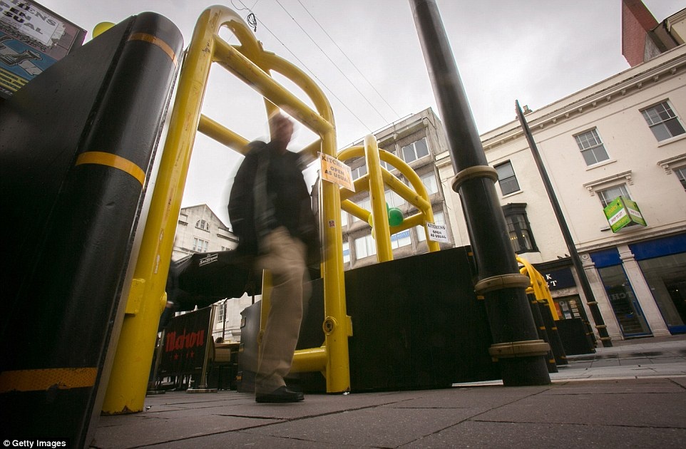 Trước và trong khi hội nghị NATO diễn ra, người đi bộ chỉ có thể tiến vào trung tâm thành phố qua những cánh cửa trên hàng rào thép.