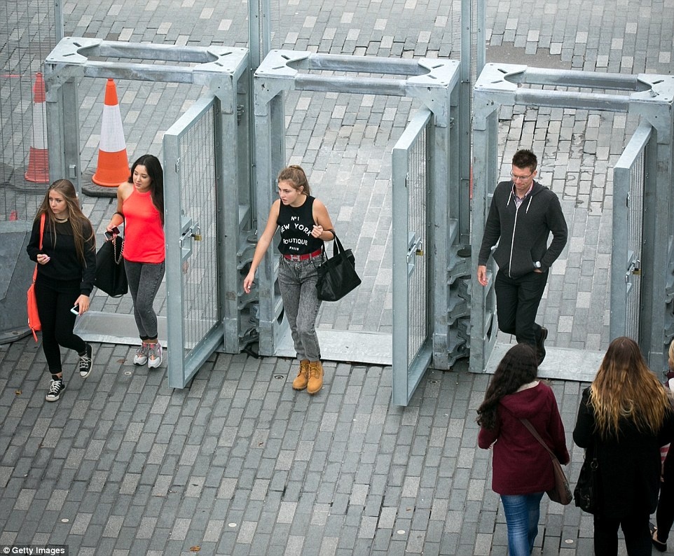 Hội đồng thành phố Newport khuyến cáo người dân nên lên kế hoạch cho việc đi lại đồng thời lưu ý những điểm dễ xảy ra tình trạng ùn tắc trong các giờ cao điểm vào chiều thứ 5 và sáng thứ 6.