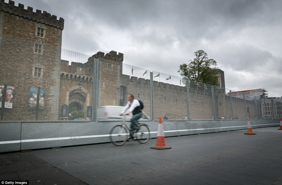 Một hình ảnh khác về hàng rào an ninh xung quanh trung tâm thành phố Cardiff.