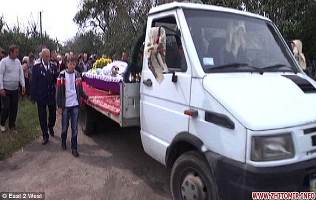 Dung xe tai cho quan tai nguoi khong lo ra nghia dia hinh anh