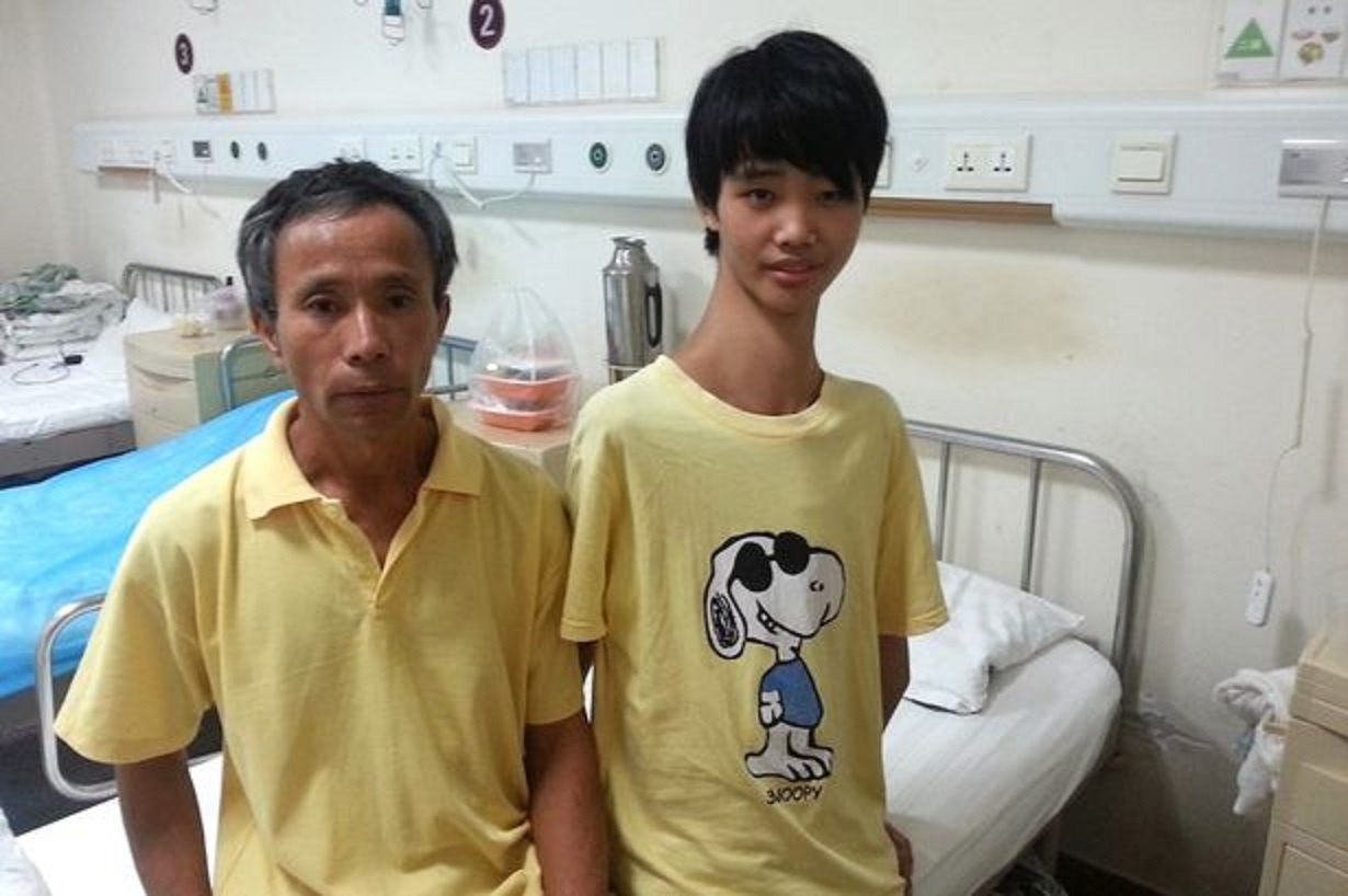 Thieu nien co co dai hon nguoi vi thua dot song hinh anh