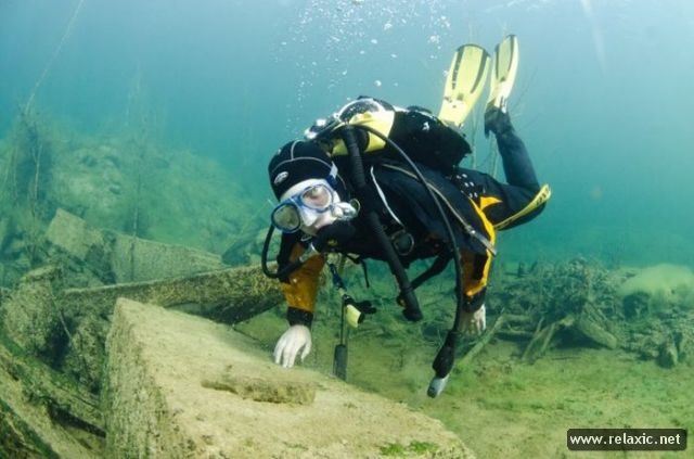 Đây là bãi biển tuyệt vời cho những du khách yêu thích môn lặn. bạn có thể nhảy từ các tòa nhà xuống mặt trước.