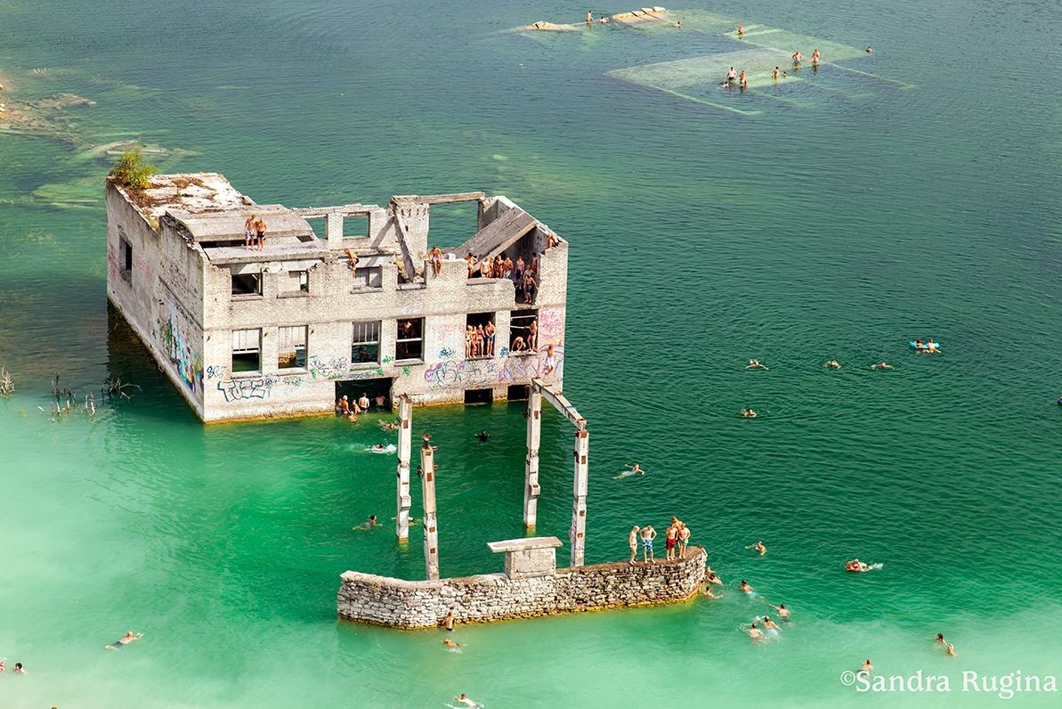 Nha tu bo hoang tren bai bien thanh chon nghi ngoi hap dan hinh anh