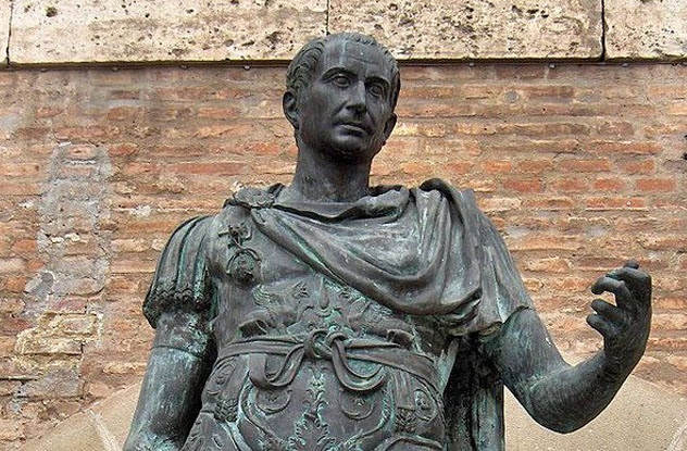 Vị tướng La Mã tài ba Julius Caesar yêu cầu bọn bắt cóc tăng tiền chuộc. Ảnh: Listverse