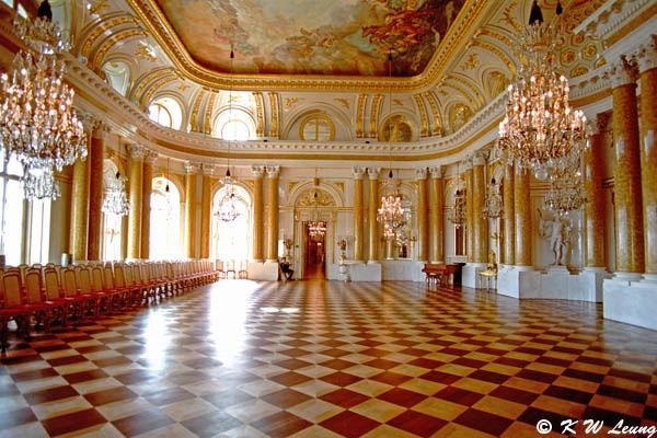 Nội thất của lâu đài đón chào với gian sảnh tổ tông, dẫn qua Sảnh bá tước với trần mạ vàng (ngày nay là phòng hòa nhạc). Từ thư viện kín đáo, du khách bắt đầu bước vào những gian phòng riêng của dòng họ bá tước: phòng khách, phòng ngủ và phòng thay y phục.