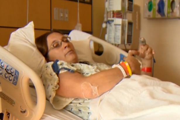 Thanh chan dam vao co the vi nhan tin trong luc lai xe hinh anh