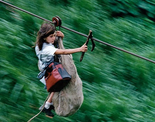 Duong toi truong nguy hiem cua hoc sinh khap the gioi hinh anh