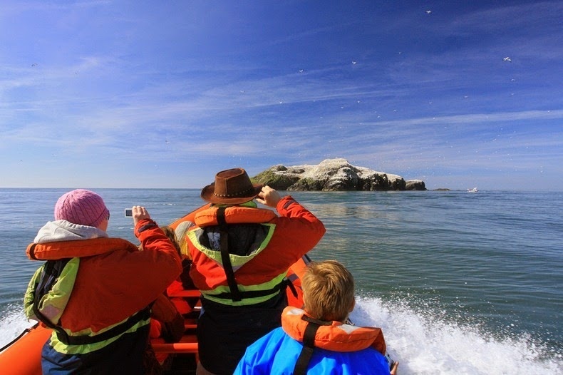 Khi du khách tiếp cận đảo bằng thuyền, 