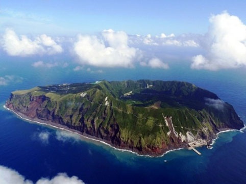 Aogashima có chiều dài 3,5 km, nơi rộng nhất là 2,5 km và bao quanh bởi các vách đá dốc và các lớp trầm tích núi lửa. Bờ biển phía nam nổi lên một ngọn núi dốc đứng có tên gọi Ikenosawa. Điểm cao nhất trên đảo là đỉnh Otonbu cao 423m
