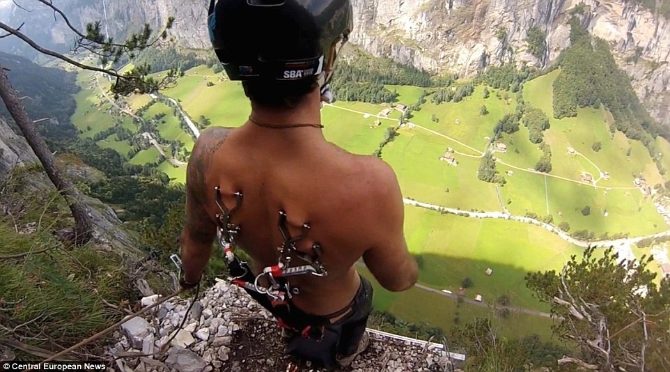 BASE Jump là biến thể của môn nhảy dù. Những người chơi BASE Jump không nhảy từ máy bay mà nhảy từ nóc cao ốc, cầu, vách đá. Stanislav Aksenov, người Nga, còn thử cảm giác mạnh hơn khi nhảy từ vách đá cao gần 400 mét ở thung lũng Lauterbrunnen, Thụy Sĩ, bằng một chiếc dù gắn liền với những chiếc khuyên trên lưng.