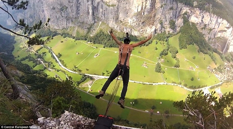 Chang trai thach thuc than chet bang cu nhay mao hiem hinh anh