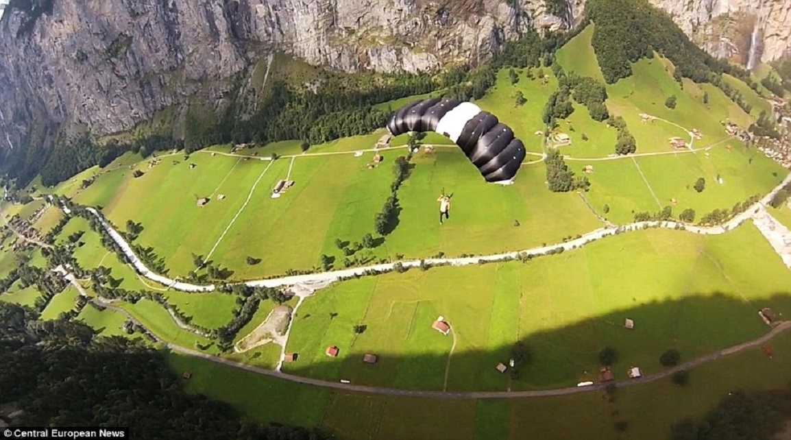 Chàng trai liều lĩnh lướt qua thung lũng trong vòng hai phút trước khi hạ cánh.