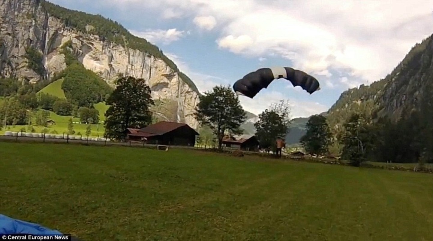 Stanislav Aksenov đáp xuống mặt đất an toàn. Anh cho biết cú nhảy là sự kết hợp giữa tình yêu của anh dành cho BASE Jump và niềm đam mê đối với những chiếc khuyên lưng.