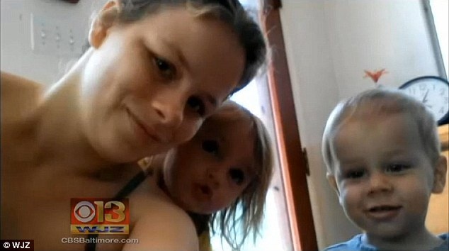 Me giet hai con vi tranh chap voi chong hinh anh