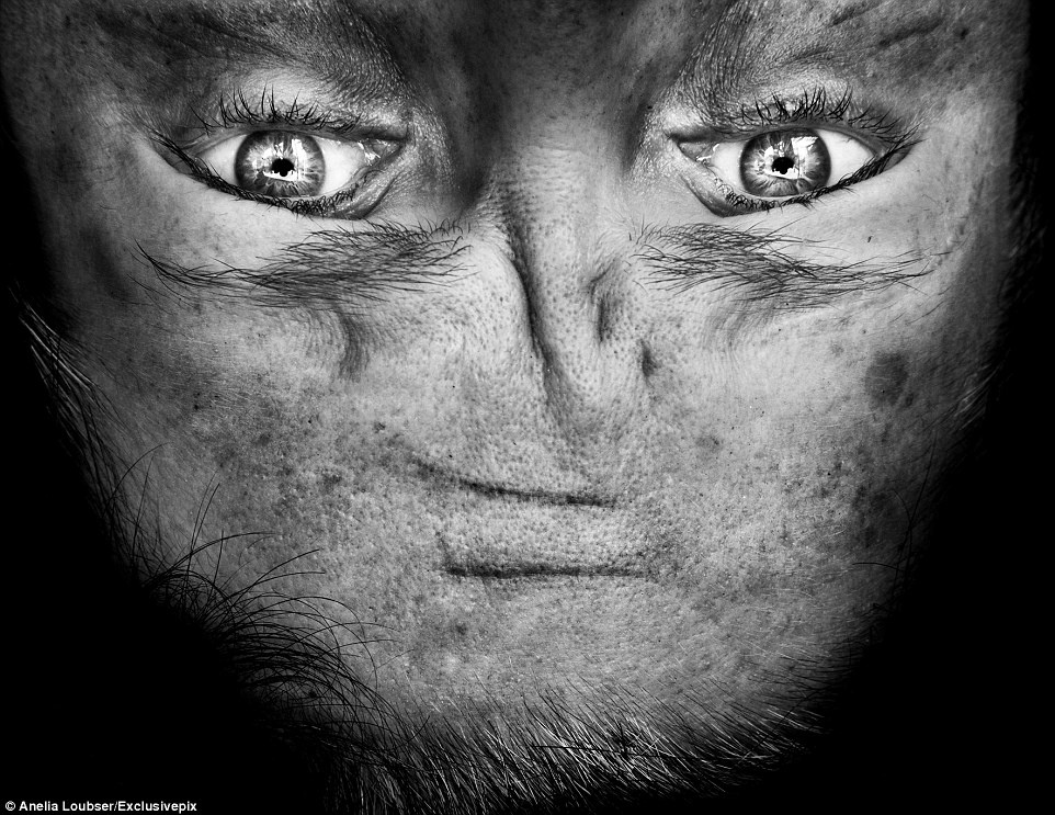 Những bức chân dung thuộc loạt ảnh Sự tha hóa của Loubser như thách thức nhận thức của con người.