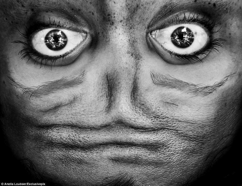 Đôi mắt mở lớn nhìn chằm chằm đầy hoảng hốt tương tự như một cảnh quay trong quán rượu nhỏ trong phim Cuộc chiến giữa các vì sao.