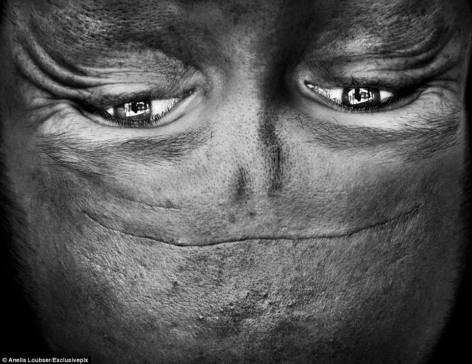 Hình ảnh lộn ngược biến trán thành hàm vuông với một nụ cười cực lớn.