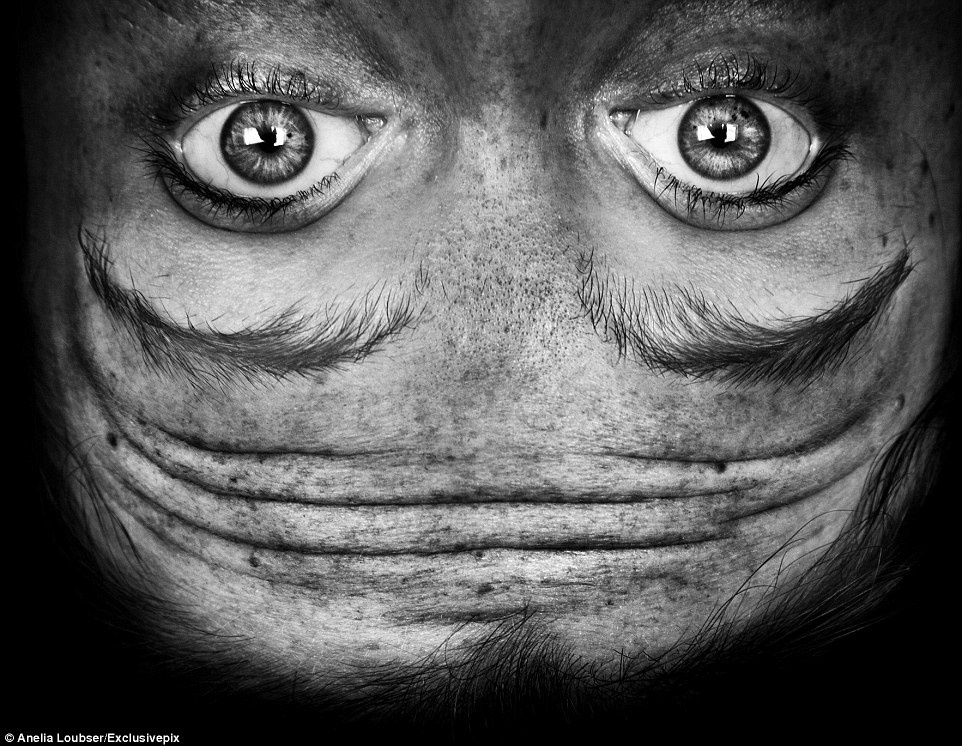 Cặp lông mày và mái tóc dày trông giống như một bộ râu khá tuyệt vời.