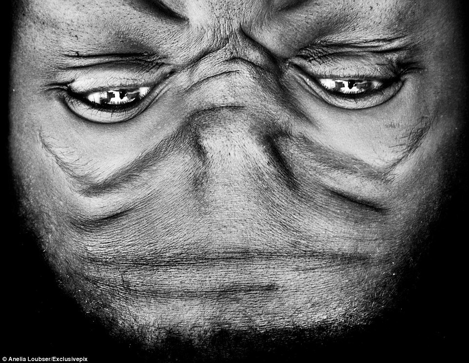 Sau khi Loubser hoàn thành bộ ảnh, người xem dường như không thể nhận ra đây là khuôn mặt của con người.