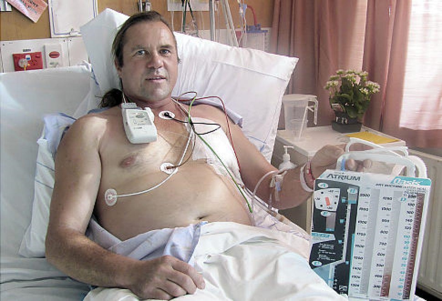 Steve McCormack nhập viện sau khi một ống khí áp suất cao bơm cơ thể anh căng phồng như quả bóng. Ảnh: New York Daily