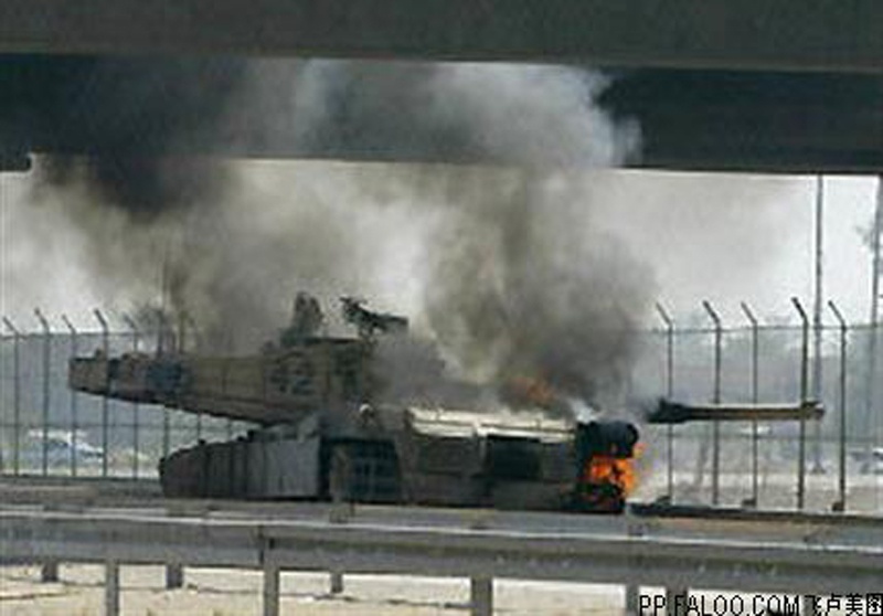 Một chiếc xe tăng chiến đấu chủ lực M1 Abrams bốc cháy dữ dội 