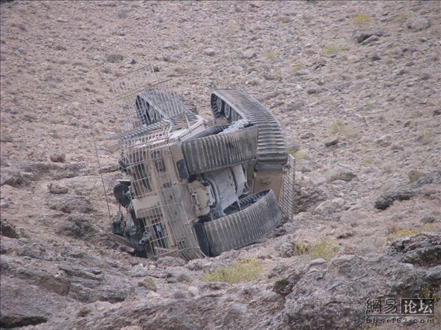 Hai chiếc xe thiết giáp 