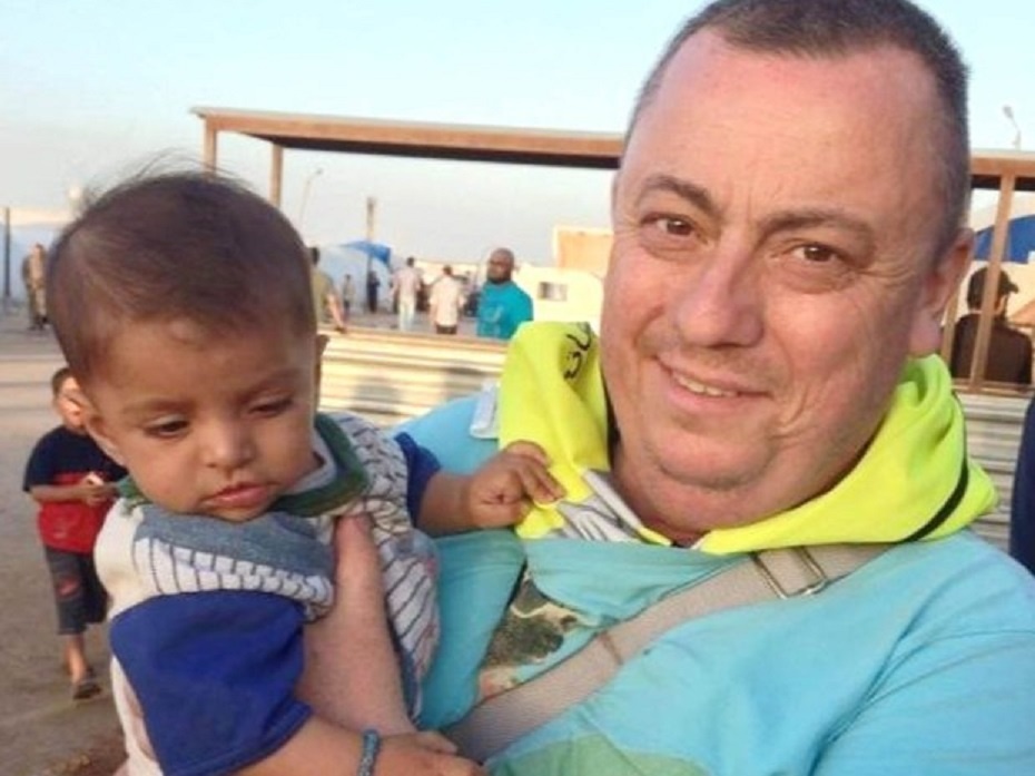 Alna Henning bế một đứa trẻ tại trại tị nạn gần biên giới Syria - Thổ Nhĩ Kỳ. Ảnh: AP