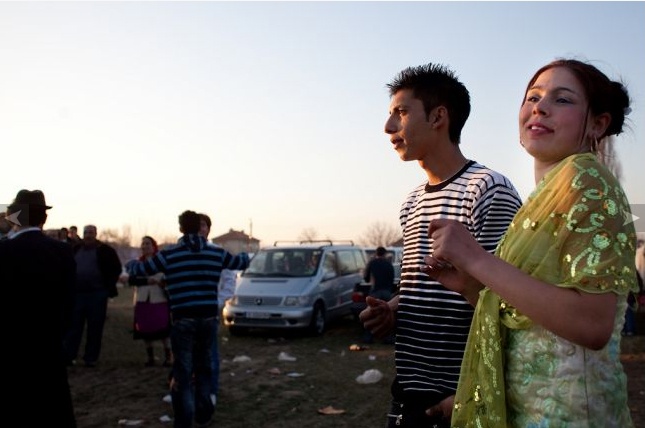 Một thiếu nữ 17 tuổi vui mừng vì tìm được người đàn ông mà cô ưng ý. 