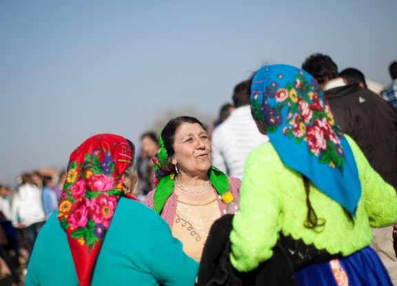 Chợ cô dâu cũng là dịp để các gia đình cập nhật tin tức của nhau. 