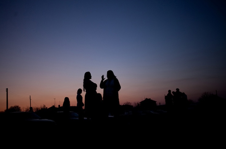 Mọi  người chào tạm biệt khi chợ cô dâu kết thúc.