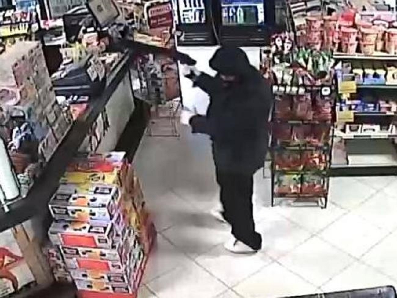 Ngày 12/9, Usman Seth, 20 tuổi, đang làm việc trong cửa hàng tiện lợi gia đình ở thành phố Houston, ban Texas, Mỹ. Một tên cướp mang mặt nạ đột nhập, dùng súng đe dọa em gái của anh. Ảnh: Supplied