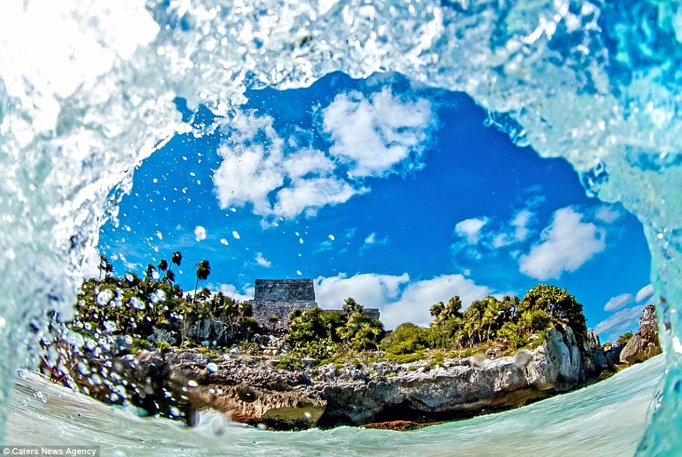 Ben trong song bien ngoan muc o Hawaii hinh anh