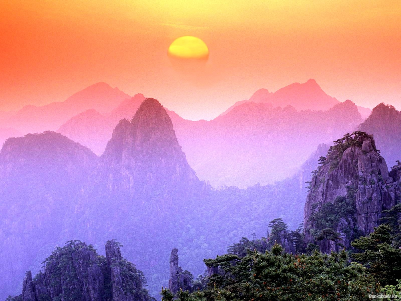 Cảnh bình minh trên dãy Hoàng Sơn. Nó có 77 đỉnh, bao gồm nhiều đỉnh có độ cao trên 1.000 m.