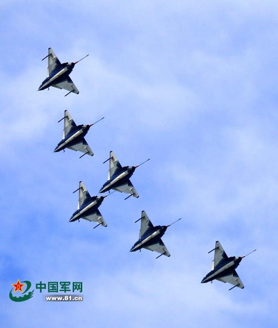6 phi cơ dàn đội hình trong buổi tập luyện.