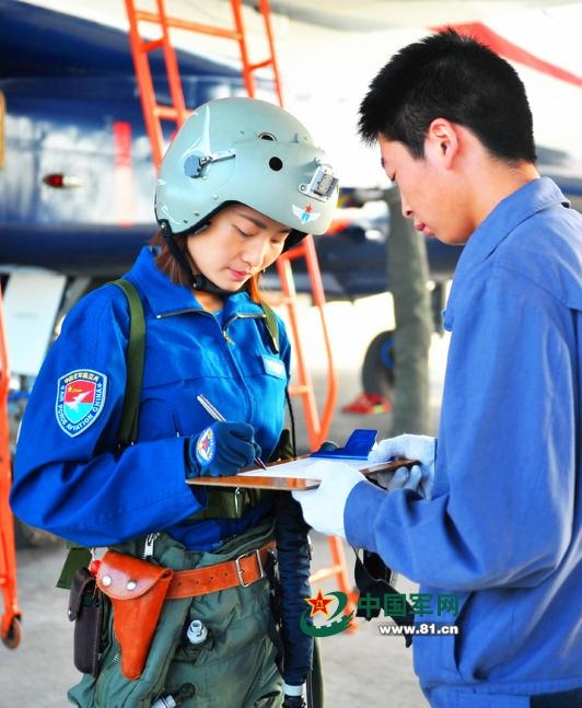 Nữ phi công ký vào biên bản kiểm tra máy bay.